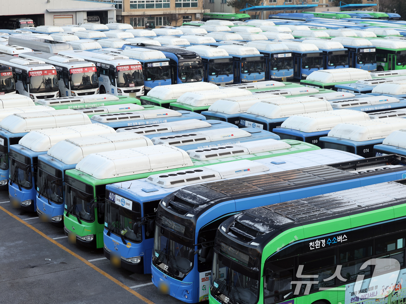 (서울=뉴스1) 황기선 기자 = 서울 시내버스가 총파업에 돌입한 13일 오전 서울 시내 한 버스공영차고지에 시내버스가 주차돼 있다.서울 시내버스가 파업으로 멈춰 서는 것은 2024 …