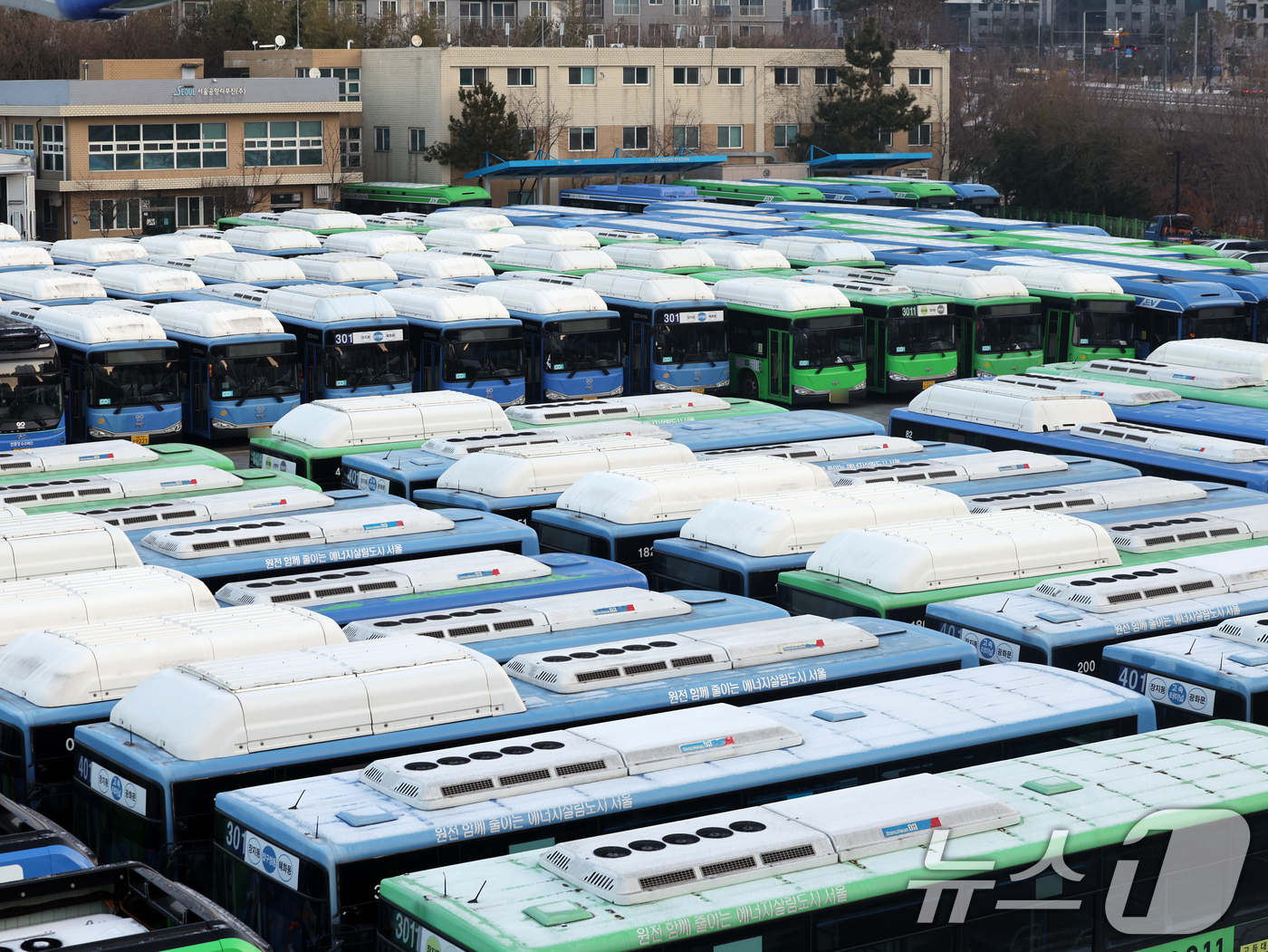 (서울=뉴스1) 황기선 기자 = 서울 시내버스가 총파업에 돌입한 13일 오전 서울 시내 한 버스공영차고지에 시내버스가 주차돼 있다.서울 시내버스가 파업으로 멈춰 서는 것은 2024 …