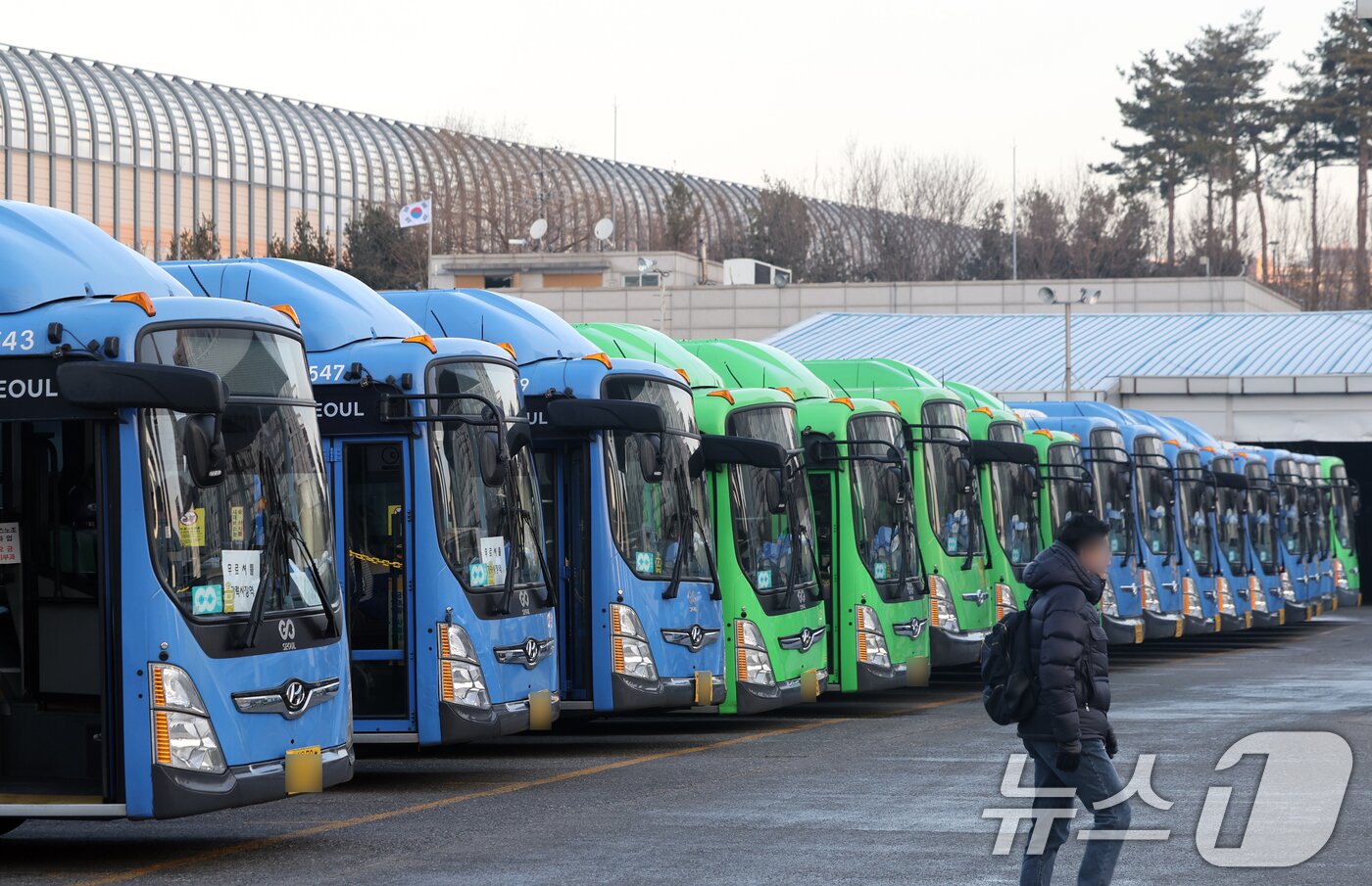 본문 이미지 - 서울 시내버스가 총파업에 돌입한 13일 오전 서울 시내 한 버스공영차고지에 시내버스가 주차돼 있다. 서울 시내버스가 파업으로 멈춰 서는 것은 2024년 이후 약 2년 만이다. ⓒ News1 황기선 기자