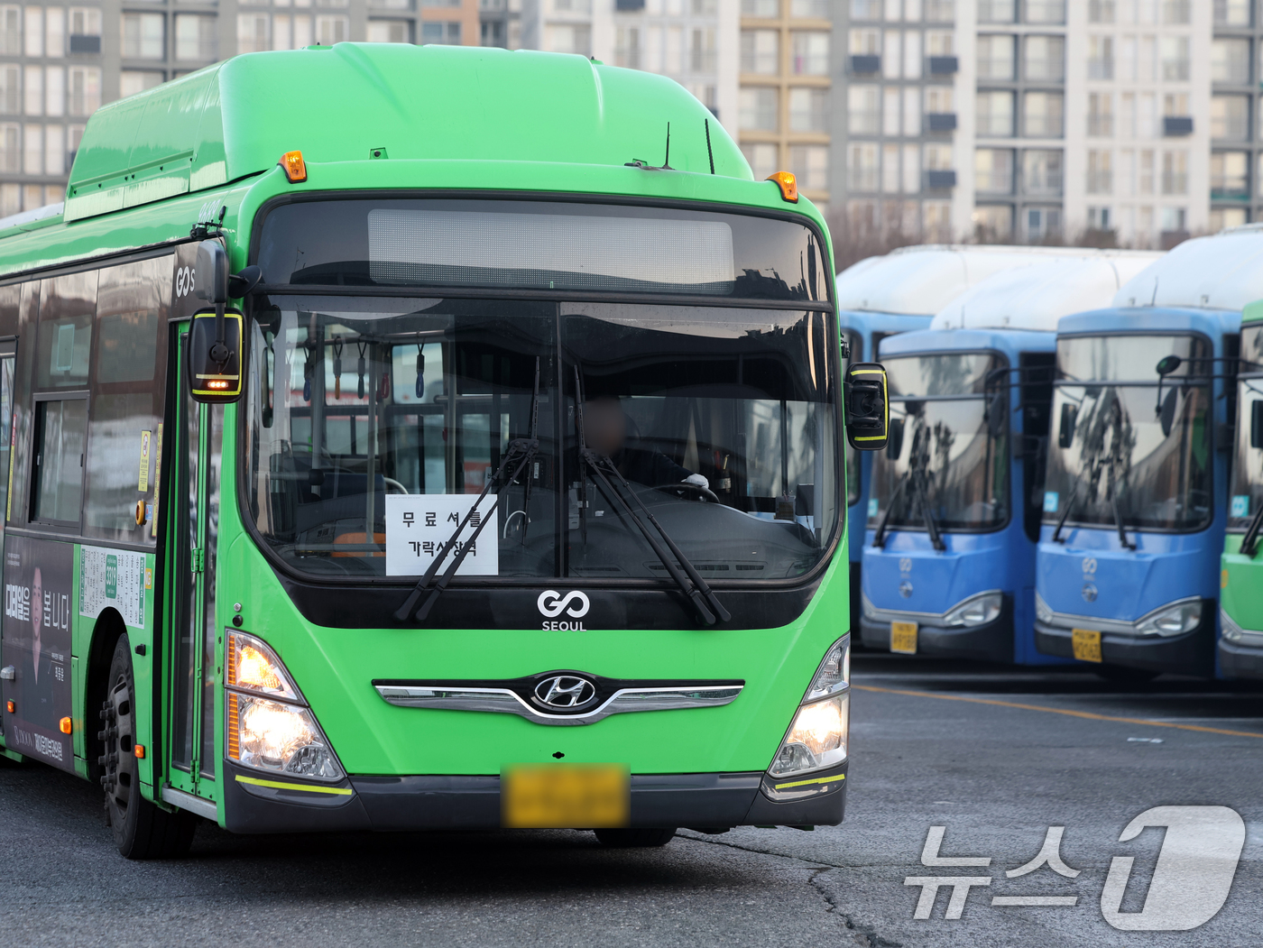 (서울=뉴스1) 황기선 기자 = 서울 시내버스가 총파업에 돌입한 13일 오전 서울 시내 한 버스공영차고지에 무료 서틀버스가 운행되고 있다.서울 시내버스가 파업으로 멈춰 서는 것은 …