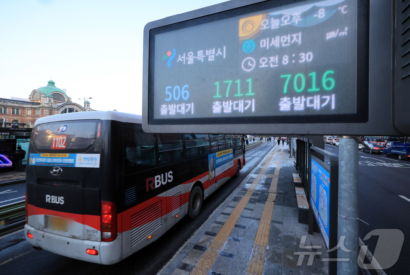 (서울=뉴스1) 김진환 기자 = 서울 시내버스가 총파업에 돌입한 13일 오전 서울역 버스환승센터 전광판에 시내버스 차고지 대기를 알리고 있다.서울 시내버스가 파업으로 멈춰 서는 것 …