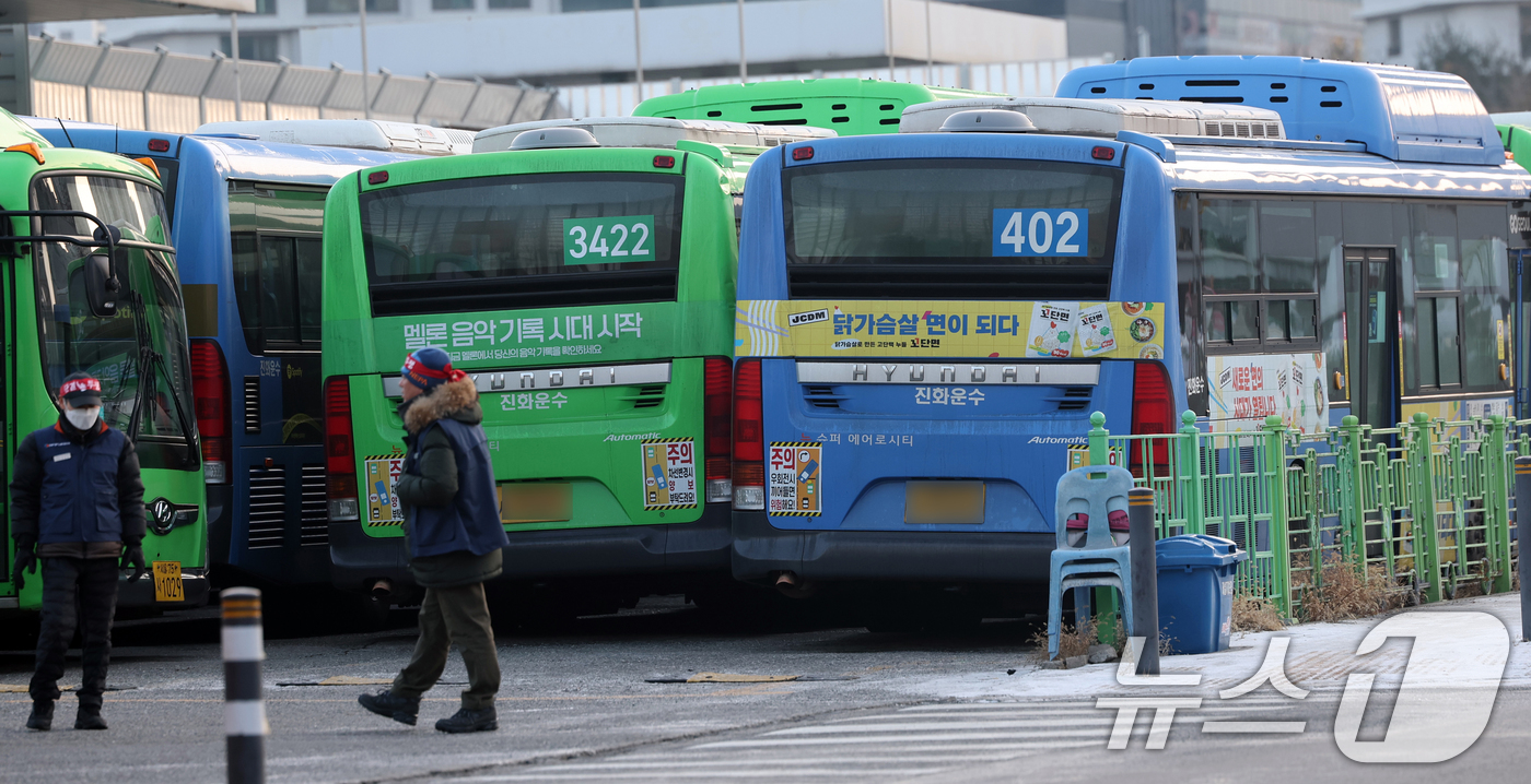 (서울=뉴스1) 황기선 기자 = 서울 시내버스가 총파업에 돌입한 13일 오전 서울 시내 한 버스공영차고지에 시내버스가 주차돼 있다.서울 시내버스가 파업으로 멈춰 서는 것은 2024 …