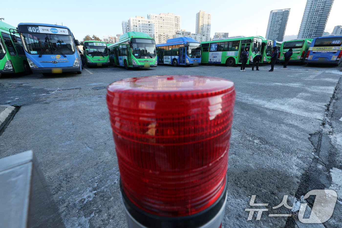 (서울=뉴스1) 황기선 기자 = 서울 시내버스가 총파업에 돌입한 13일 오전 서울 시내 한 버스공영차고지에 시내버스가 주차돼 있다.서울 시내버스가 파업으로 멈춰 서는 것은 2024 …