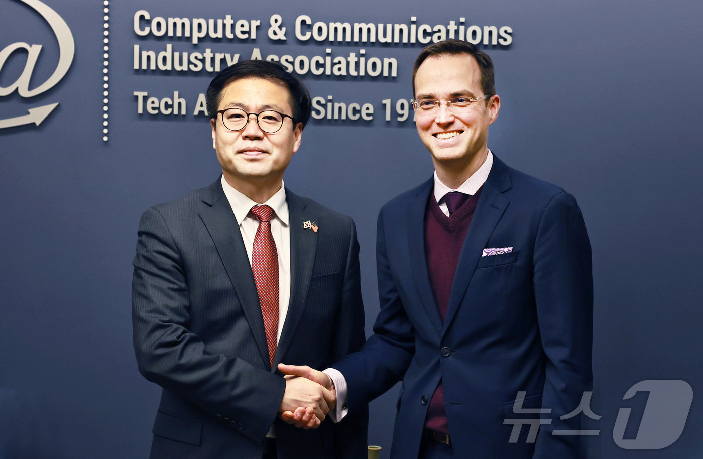 (서울=뉴스1) = 여한구 산업통상부 통상교섭본부장이 12일(현지시간) 오후 미국 워싱턴 D.C. 컴퓨터통신산업협회(CCIA) 협회 회의실에서 매튜 슈루어스 CCIA 협회 회장과 …