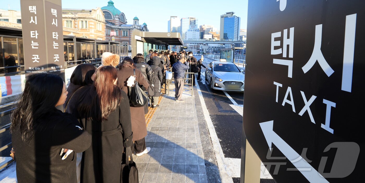 본문 이미지 - 서울 시내버스가 총파업에 돌입한 13일 오전 서울역 버스환승센터에서 시민들이 택시를 기다리고 있다. 서울 시내버스가 파업으로 멈춰 서는 것은 2024년 이후 약 2년 만이다. 2026.1.13/뉴스1 ⓒ News1 김진환 기자