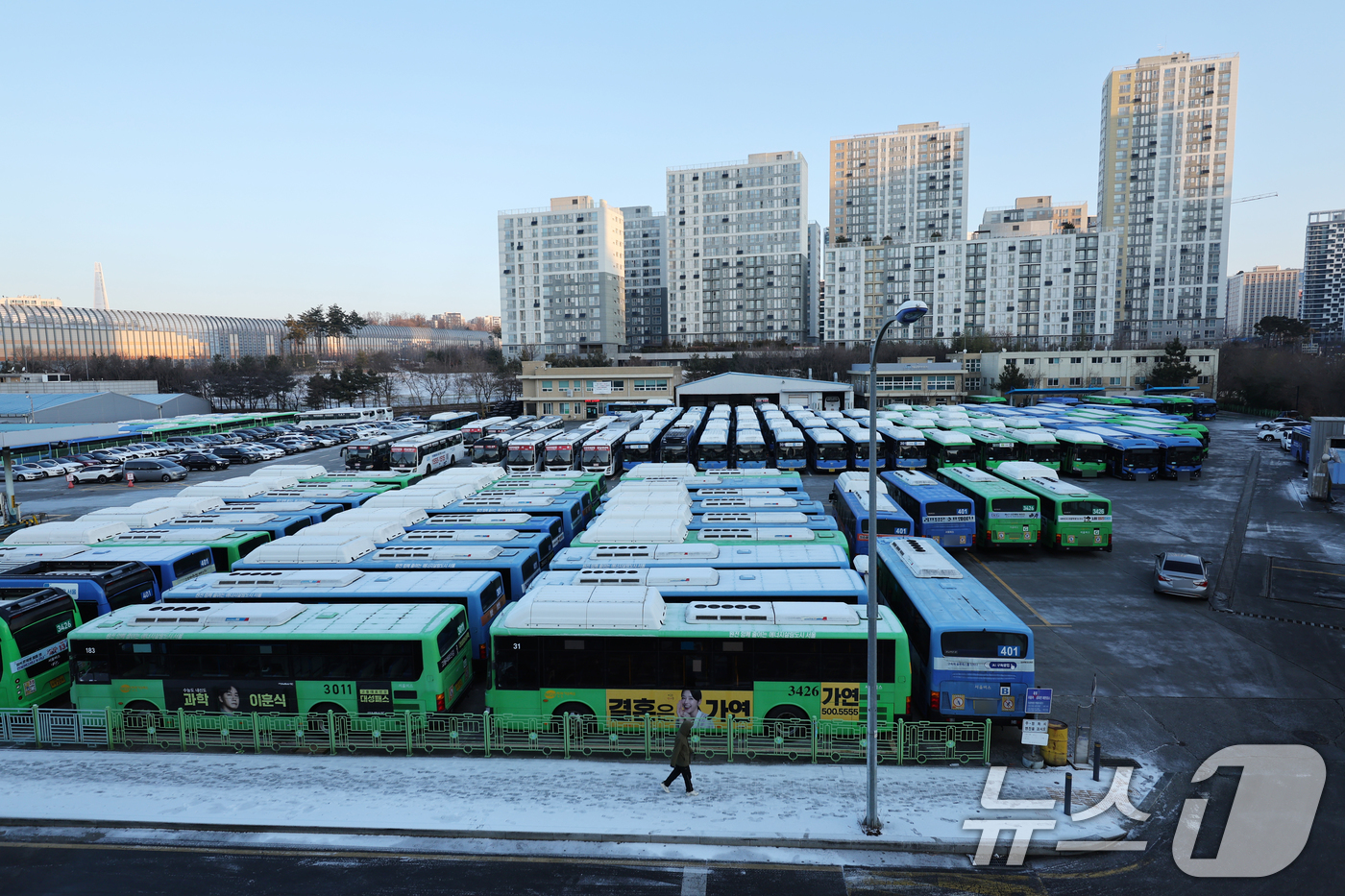 (서울=뉴스1) 황기선 기자 = 서울 시내버스가 총파업에 돌입한 13일 오전 서울 시내 한 버스공영차고지에 시내버스가 주차돼 있다.서울 시내버스가 파업으로 멈춰 서는 것은 2024 …