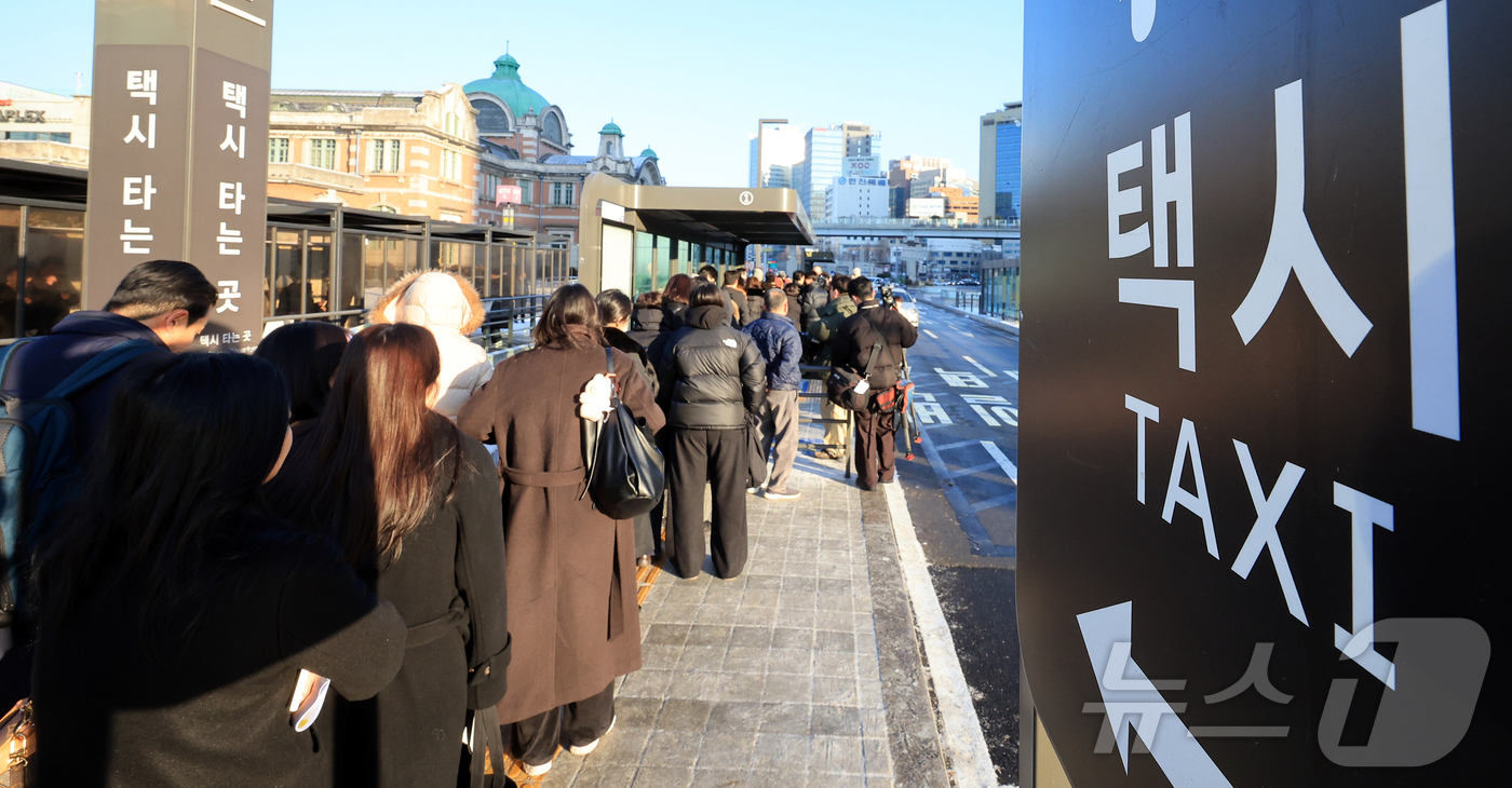 (서울=뉴스1) 김진환 기자 = 서울 시내버스가 총파업에 돌입한 13일 오전 서울역 버스환승센터에서 시민들이 택시를 기다리고 있다.서울 시내버스가 파업으로 멈춰 서는 것은 2024 …