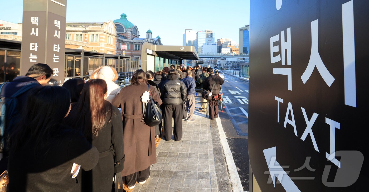 본문 이미지 - 서울 시내버스가 총파업에 돌입한 13일 오전 서울역 버스환승센터에서 시민들이 택시를 기다리고 있다. 서울 시내버스가 파업으로 멈춰 서는 것은 2024년 이후 약 2년 만이다. 2026.1.13/뉴스1 ⓒ News1 김진환 기자