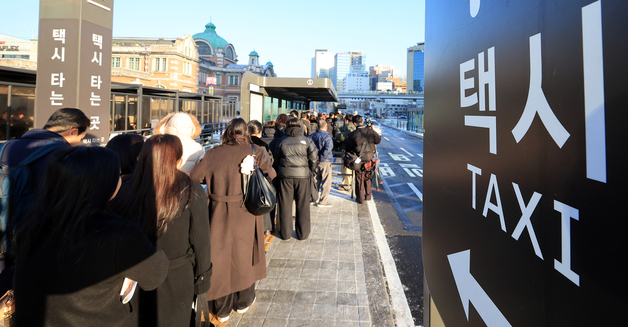 서울 시내버스 전면 파업 속 택시 기다리는 시민들