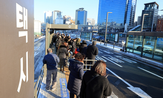 서울 시내버스 전면 파업 속 택시 기다리는 시민들