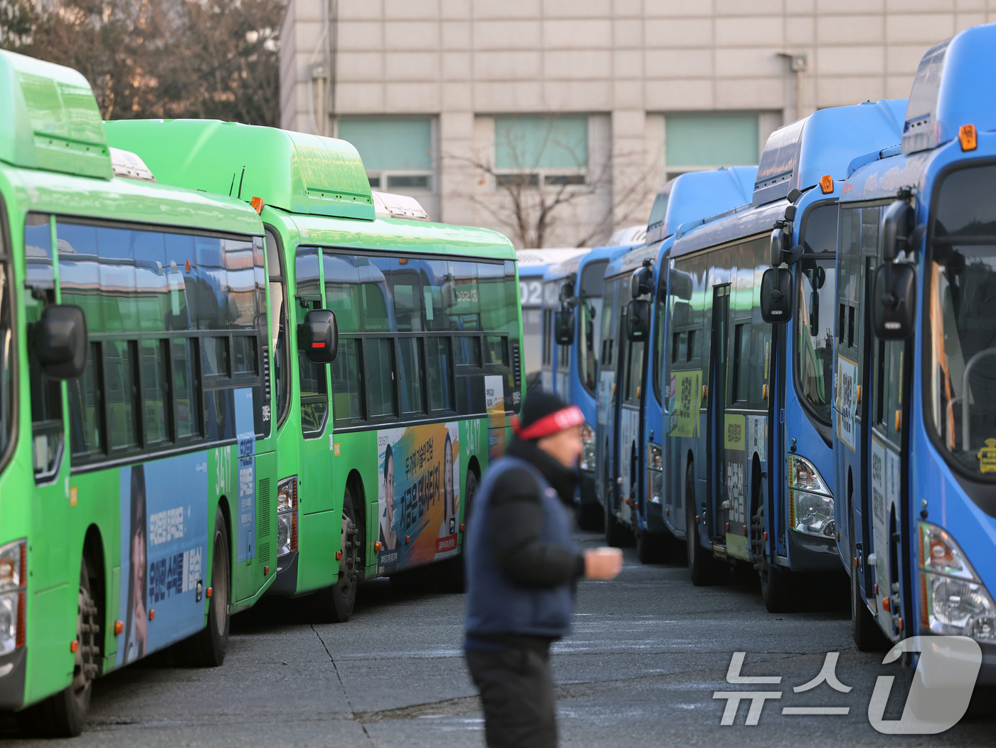(서울=뉴스1) 황기선 기자 = 서울 시내버스가 총파업에 돌입한 13일 오전 서울 시내 한 버스공영차고지에 시내버스가 주차돼 있다.서울 시내버스가 파업으로 멈춰 서는 것은 2024 …