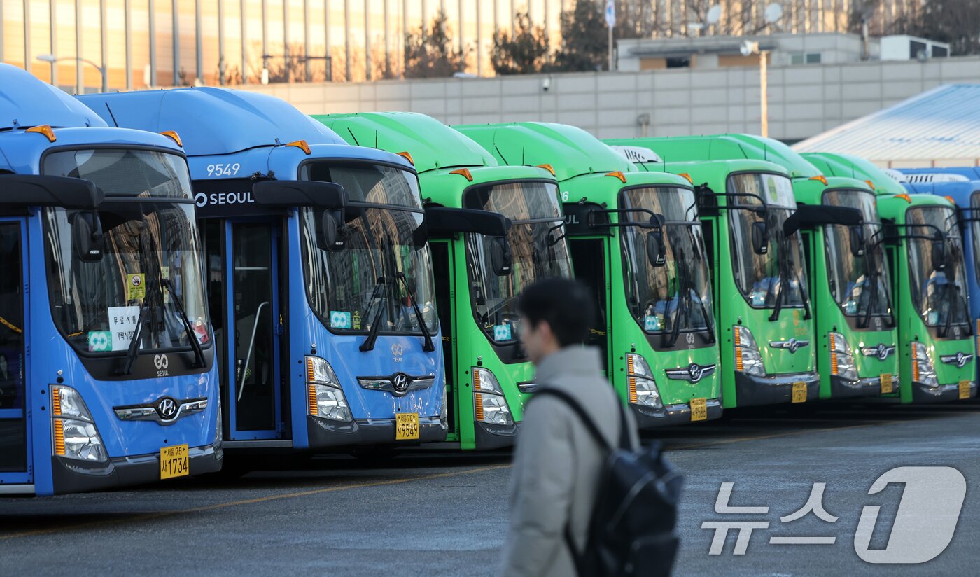 본문 이미지 - 서울 시내버스가 총파업에 돌입한 13일 오전 서울 시내 한 버스공영차고지에 시내버스가 주차돼 있다. 서울 시내버스가 파업으로 멈춰 서는 것은 2024년 이후 약 2년 만이다. 2026.1.13/뉴스1 ⓒ News1 황기선 기자