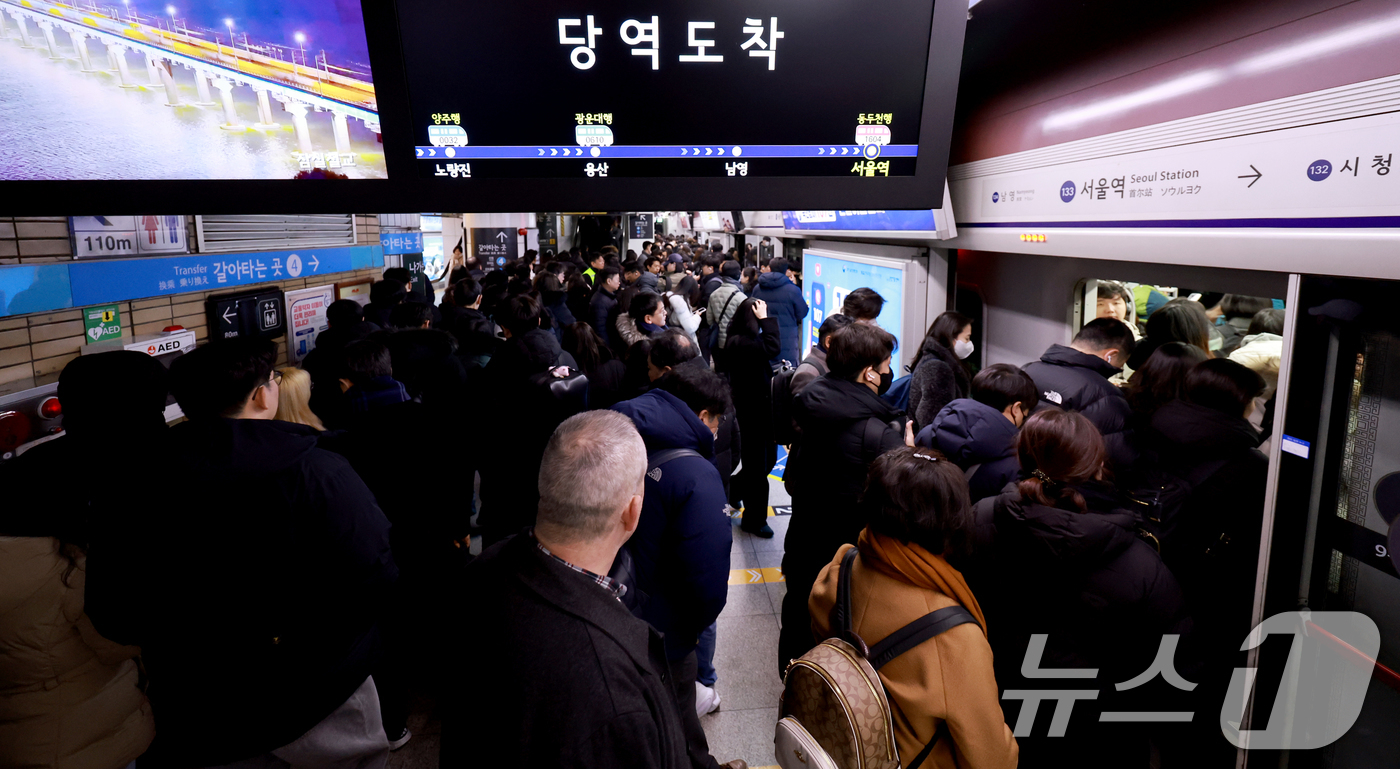 (서울=뉴스1) 이호윤 기자 = 서울 시내버스 노동조합이 무기한 전면파업에 돌입한 13일 서울역에서 시민들이 지하철을 이용해 출근하고 있다. 2026.1.13/뉴스1