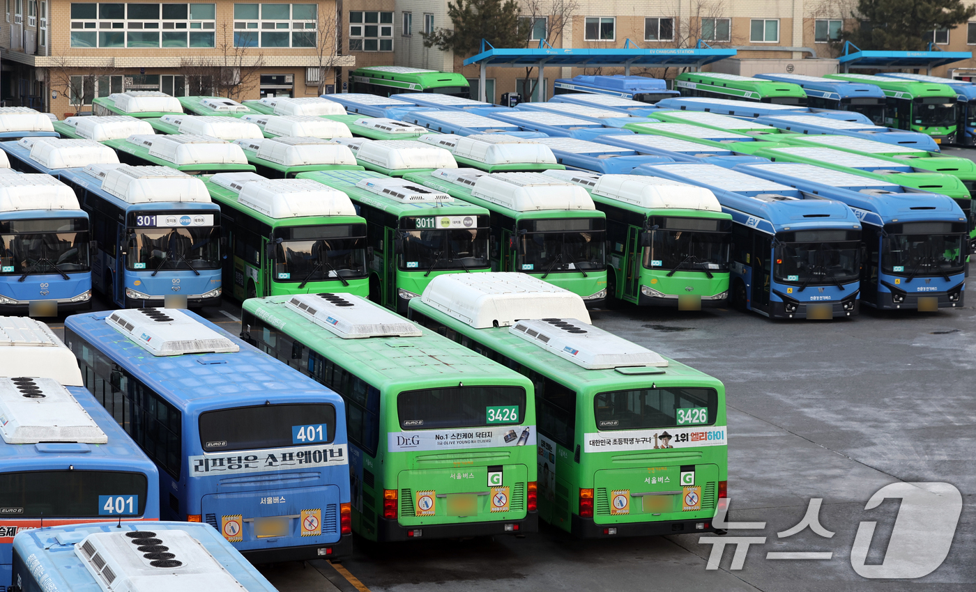 (서울=뉴스1) 황기선 기자 = 서울 시내버스가 총파업에 돌입한 13일 오전 서울 시내 한 버스공영차고지에 시내버스가 주차돼 있다.서울 시내버스가 파업으로 멈춰 서는 것은 2024 …