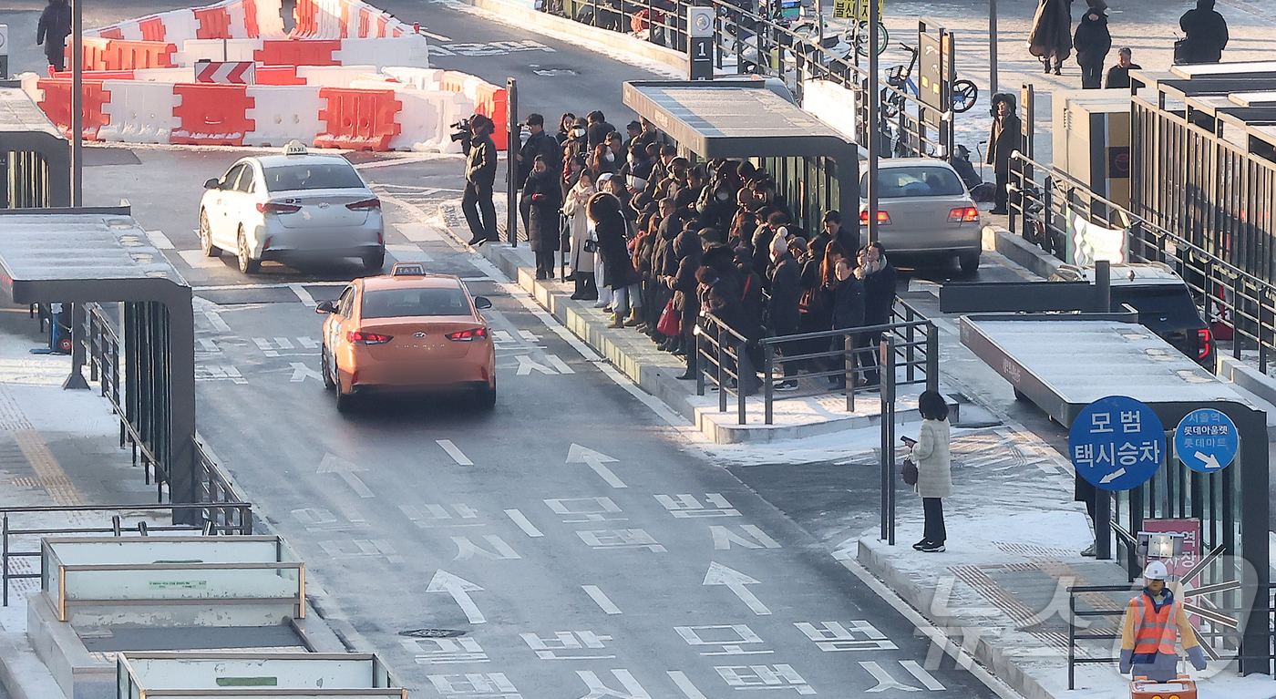 (서울=뉴스1) 김진환 기자 = 서울 시내버스가 총파업에 돌입한 13일 오전 서울역 버스환승센터에서 시민들이 택시를 기다리고 있다.서울 시내버스가 파업으로 멈춰 서는 것은 2024 …