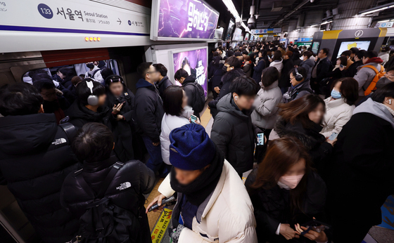 버스파업으로 출근길 붐비는 지하철