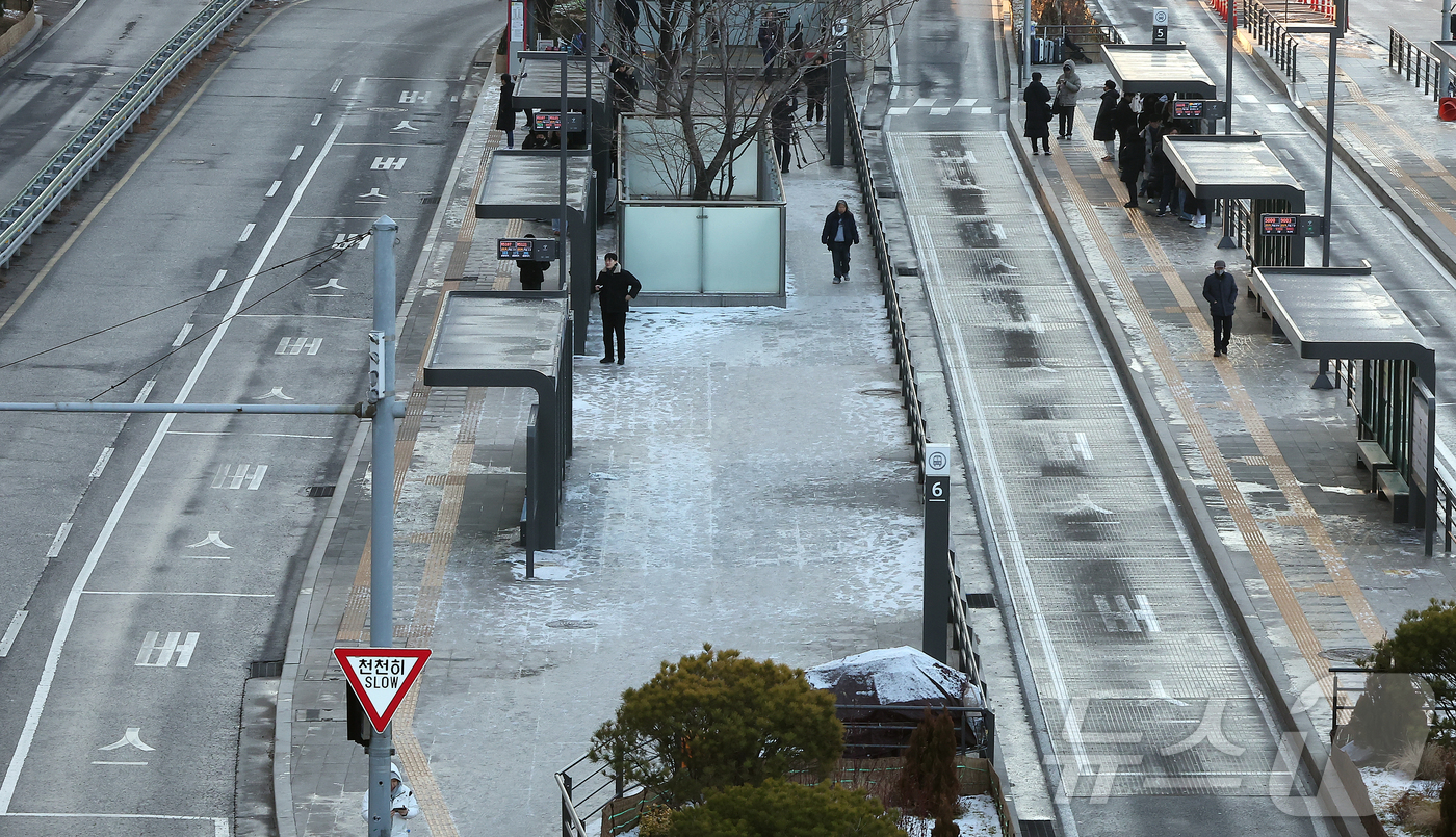 (서울=뉴스1) 김진환 기자 = 서울 시내버스가 총파업에 돌입한 13일 오전 서울역 버스환승센터 광역버스 정류장에서 시민들이 버스를 타기 위해 기다리고 있다.서울 시내버스가 파업으 …