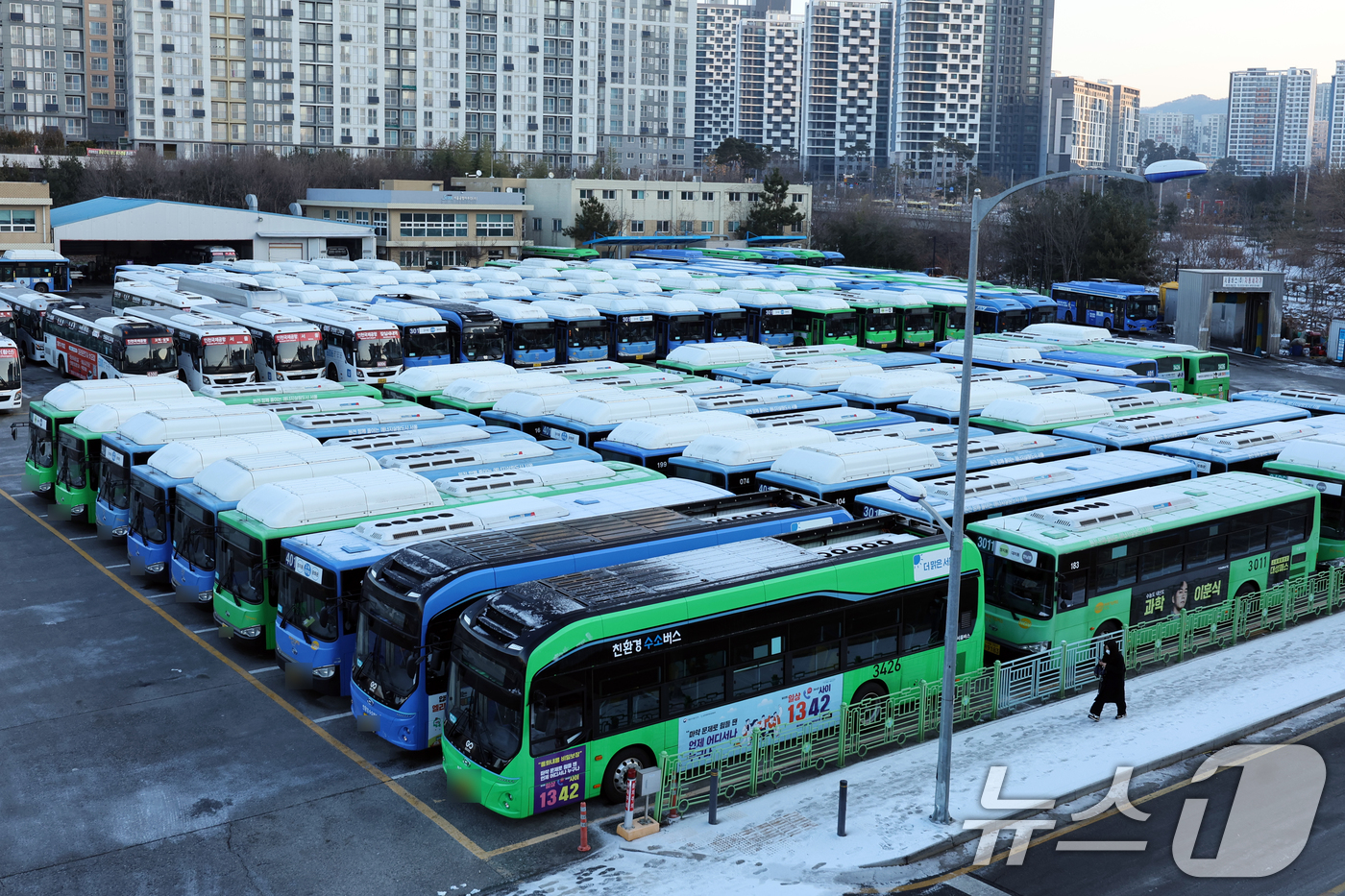 (서울=뉴스1) 황기선 기자 = 서울 시내버스가 총파업에 돌입한 13일 오전 서울 시내 한 버스공영차고지에 시내버스가 주차돼 있다.서울 시내버스가 파업으로 멈춰 서는 것은 2024 …