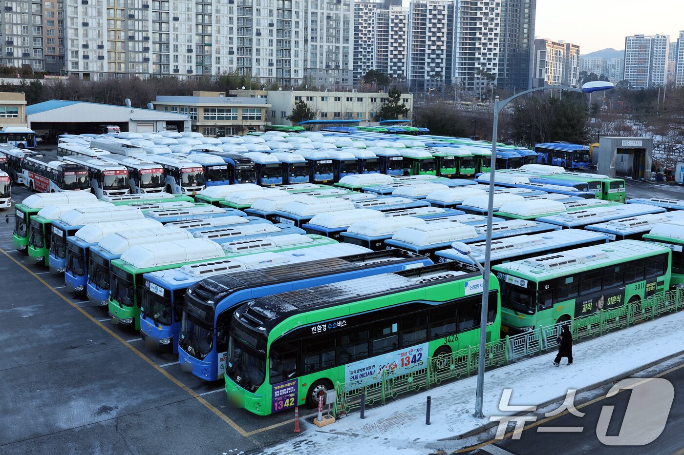 본문 이미지 - 서울 시내버스가 총파업에 돌입한 13일 오전 서울 시내 한 버스공영차고지에 시내버스가 주차돼 있다. 서울 시내버스가 파업으로 멈춰 서는 것은 2024년 이후 약 2년 만이다. 2026.1.13/뉴스1 ⓒ News1 황기선 기자