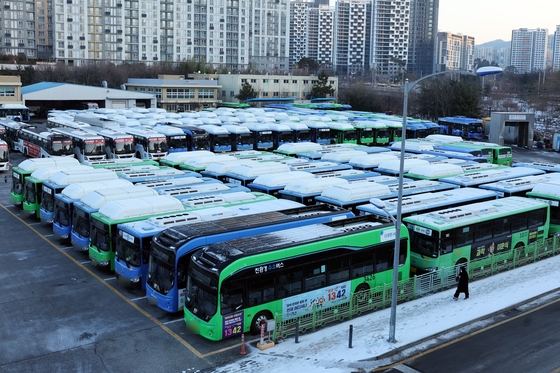 차고지에 멈춰선 서울 시내버스