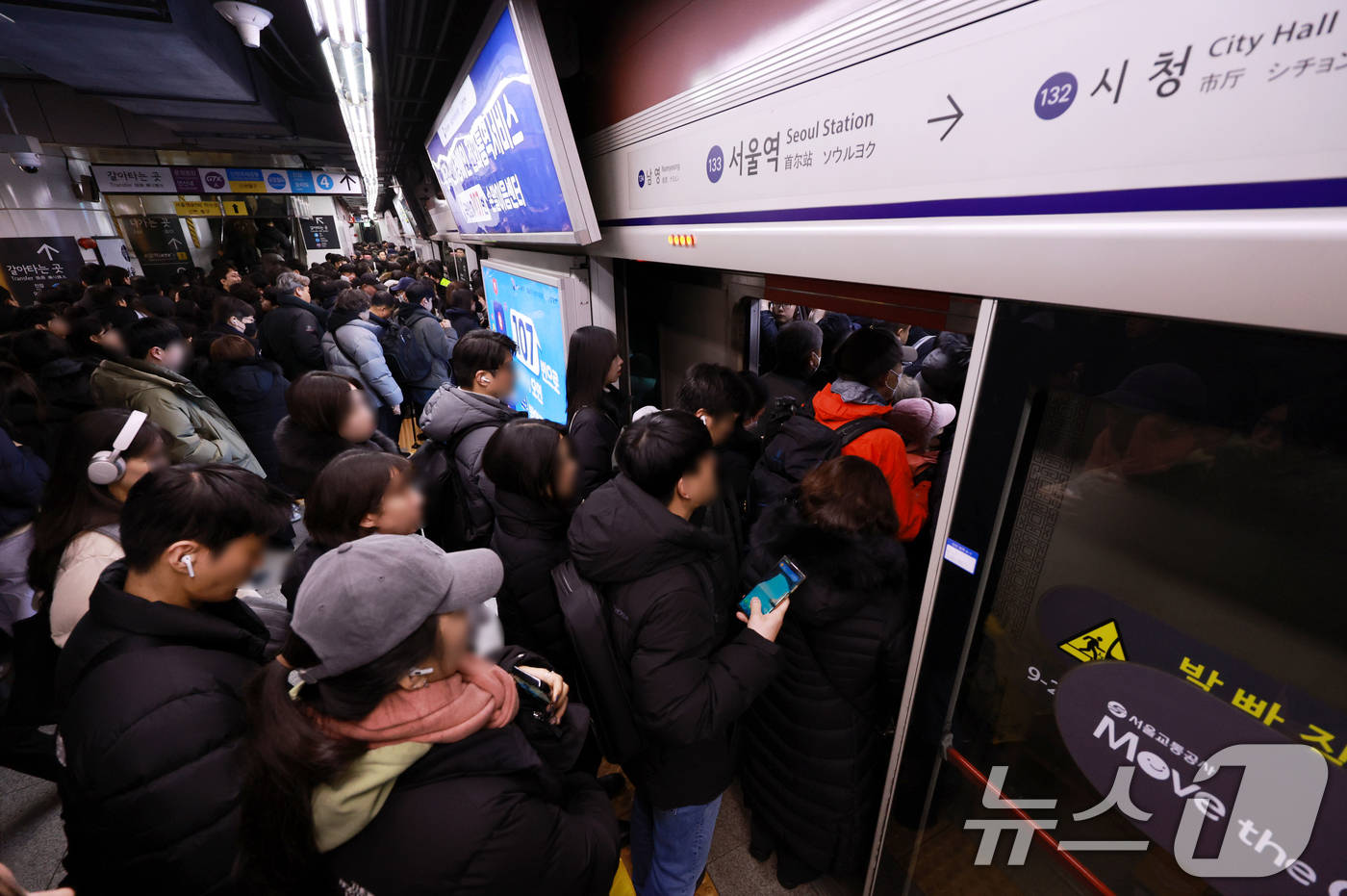 (서울=뉴스1) 이호윤 기자 = 서울 시내버스 노동조합이 무기한 전면파업에 돌입한 13일 서울역에서 시민들이 지하철을 이용해 출근하고 있다. 2026.1.13/뉴스1