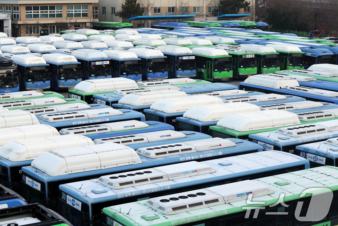 (서울=뉴스1) 황기선 기자 = 서울 시내버스가 총파업에 돌입한 13일 오전 서울 시내 한 버스공영차고지에 시내버스가 주차돼 있다.서울 시내버스가 파업으로 멈춰 서는 것은 2024 …