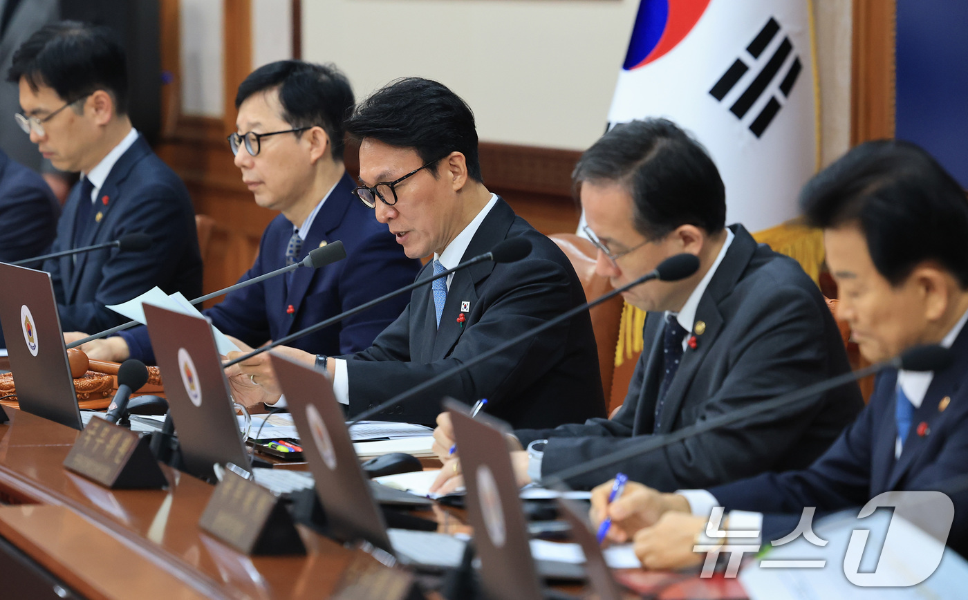 (서울=뉴스1) 임세영 기자 = 김민석 국무총리가 13일 서울 종로구 정부서울청사에서 열린 국무회의에서 모두발언을 하고 있다. 2026.1.13/뉴스1