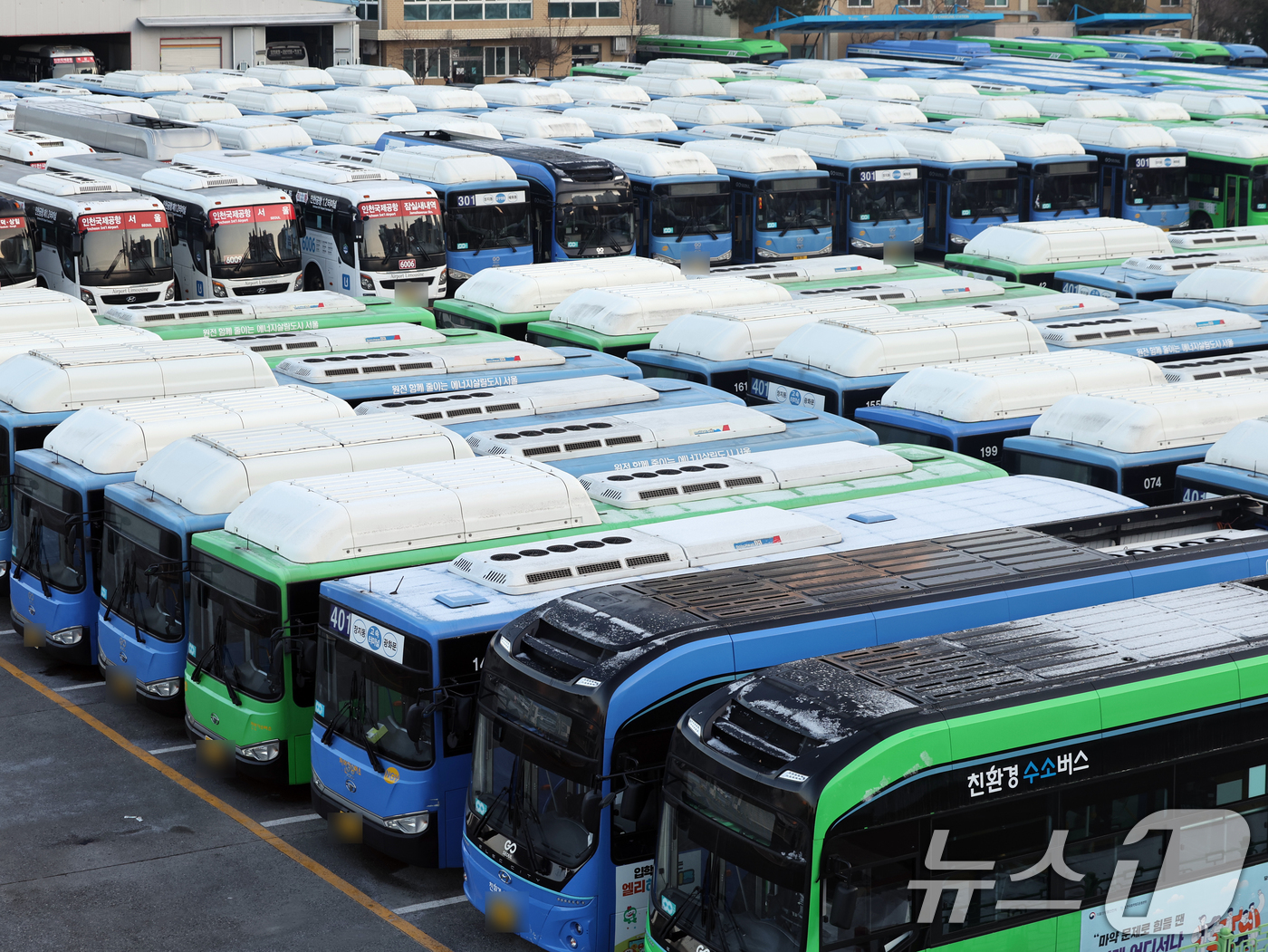 (서울=뉴스1) 황기선 기자 = 서울 시내버스가 총파업에 돌입한 13일 오전 서울 시내 한 버스공영차고지에 시내버스가 주차돼 있다.서울 시내버스가 파업으로 멈춰 서는 것은 2024 …