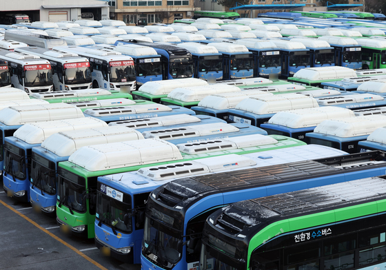 차고지에 멈춰선 서울 시내버스