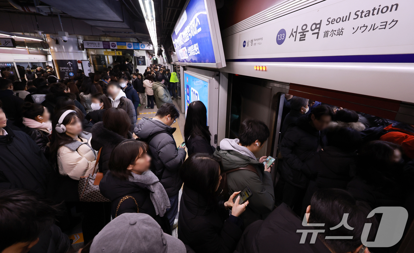 (서울=뉴스1) 이호윤 기자 = 서울 시내버스 노동조합이 무기한 전면파업에 돌입한 13일 서울역에서 시민들이 지하철을 이용해 출근하고 있다. 2026.1.13/뉴스1