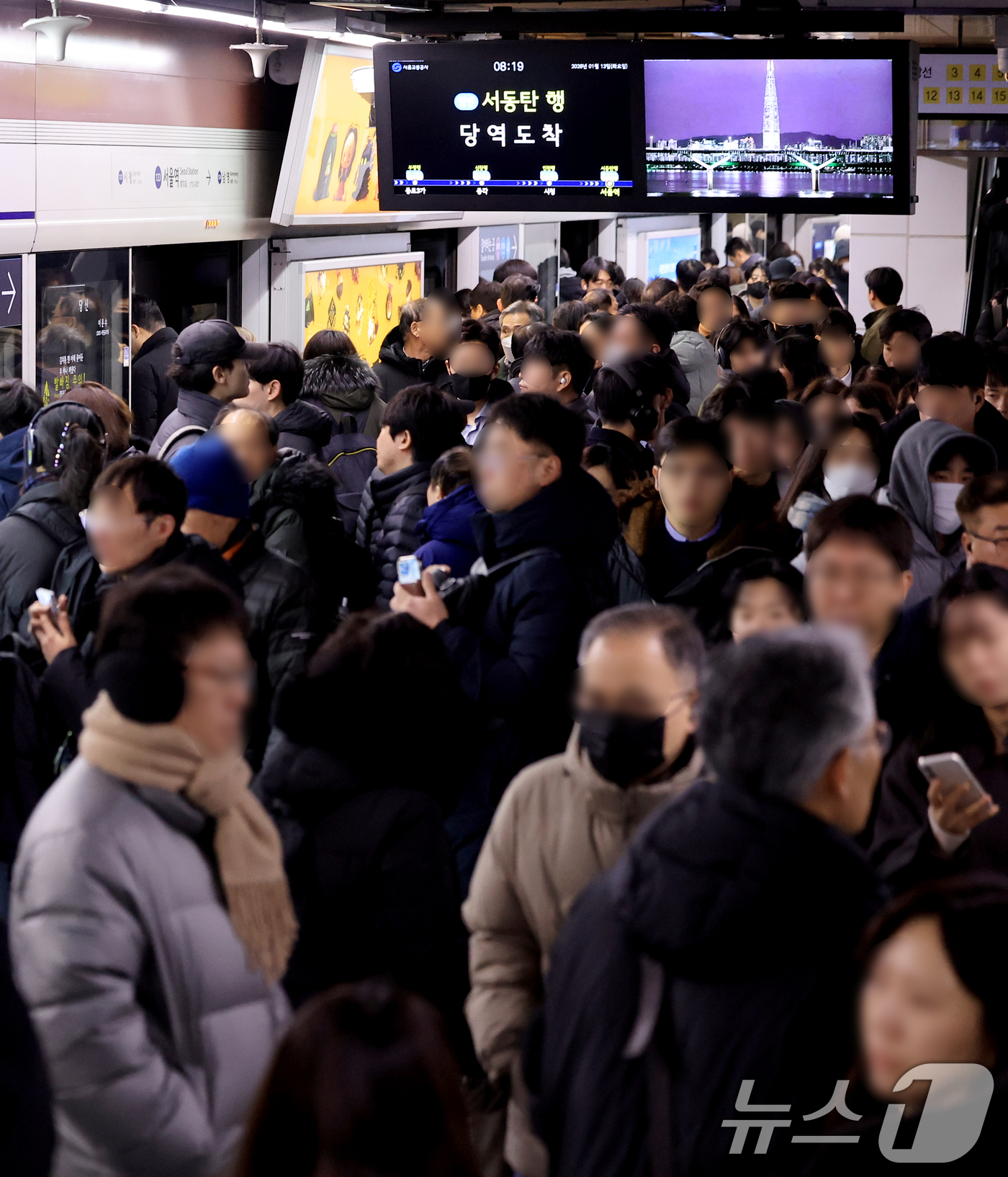 (서울=뉴스1) 이호윤 기자 = 서울 시내버스 노동조합이 무기한 전면파업에 돌입한 13일 서울역에서 시민들이 지하철을 이용해 출근하고 있다. 2026.1.13/뉴스1