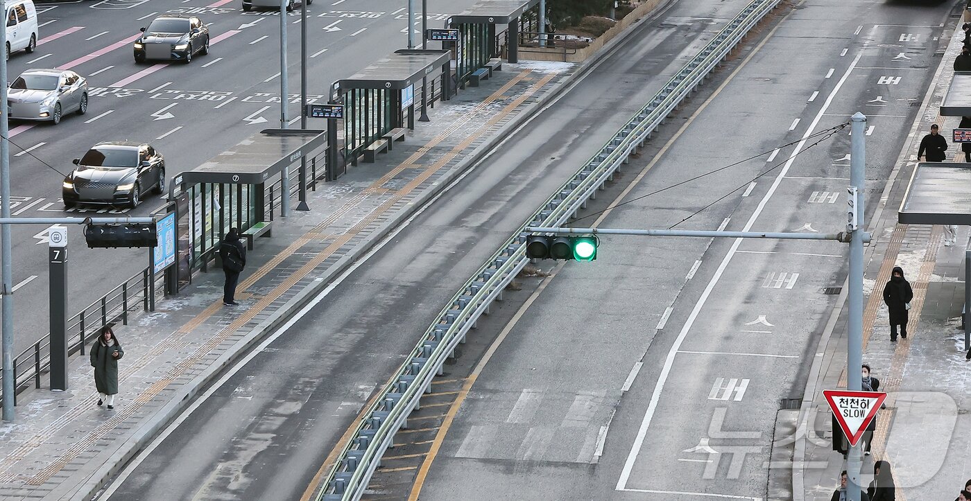 본문 이미지 - 서울 시내버스가 총파업에 돌입한 13일 오전 서울역 버스환승센터 7번 한국은행·시청 방면 정류장이 한산한 모습을 보이고 있다. 서울 시내버스가 파업으로 멈춰 서는 것은 2024년 이후 약 2년 만이다. 2026.1.13/뉴스1 ⓒ News1 김진환 기자