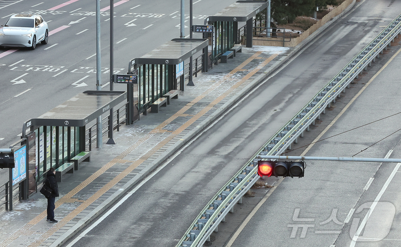 (서울=뉴스1) 김진환 기자 = 서울 시내버스가 총파업에 돌입한 13일 오전 서울역 버스환승센터 7번 한국은행·시청 방면 정류장이 한산한 모습을 보이고 있다.서울 시내버스가 파업으 …