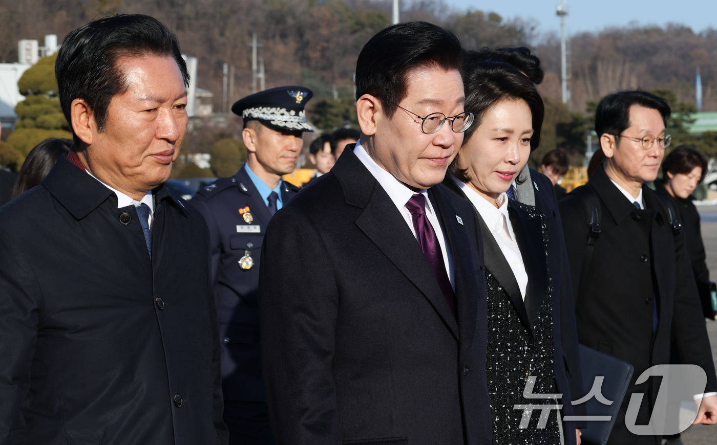 (성남=뉴스1) 이재명 기자 = 일본 순방 일정에 나선 이재명 대통령과 김혜경 여사가 13일 경기 성남 서울공항에서 공군1호기로 이동하고 있다. 2026.1.13/뉴스1