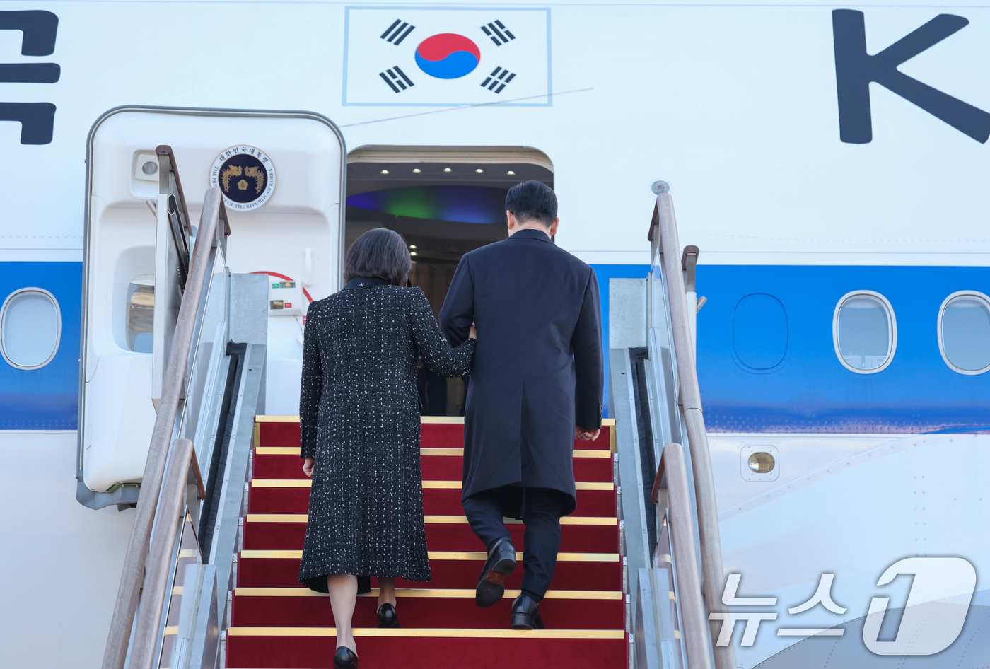 (성남=뉴스1) 이재명 기자 = 일본 순방 일정에 나선 이재명 대통령과 김혜경 여사가 13일 경기 성남 서울공항에서 공군1호기에 탑승하고 있다. 2026.1.13/뉴스1