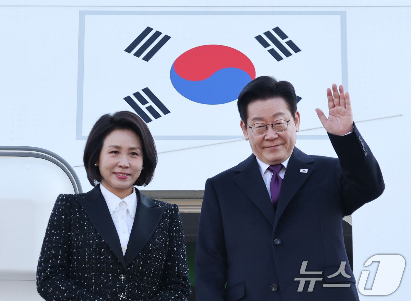 (성남=뉴스1) 이재명 기자 = 일본 순방 일정에 나선 이재명 대통령과 김혜경 여사가 13일 경기 성남 서울공항을 통해 출국하며 인사하고 있다. 2026.1.13/뉴스1