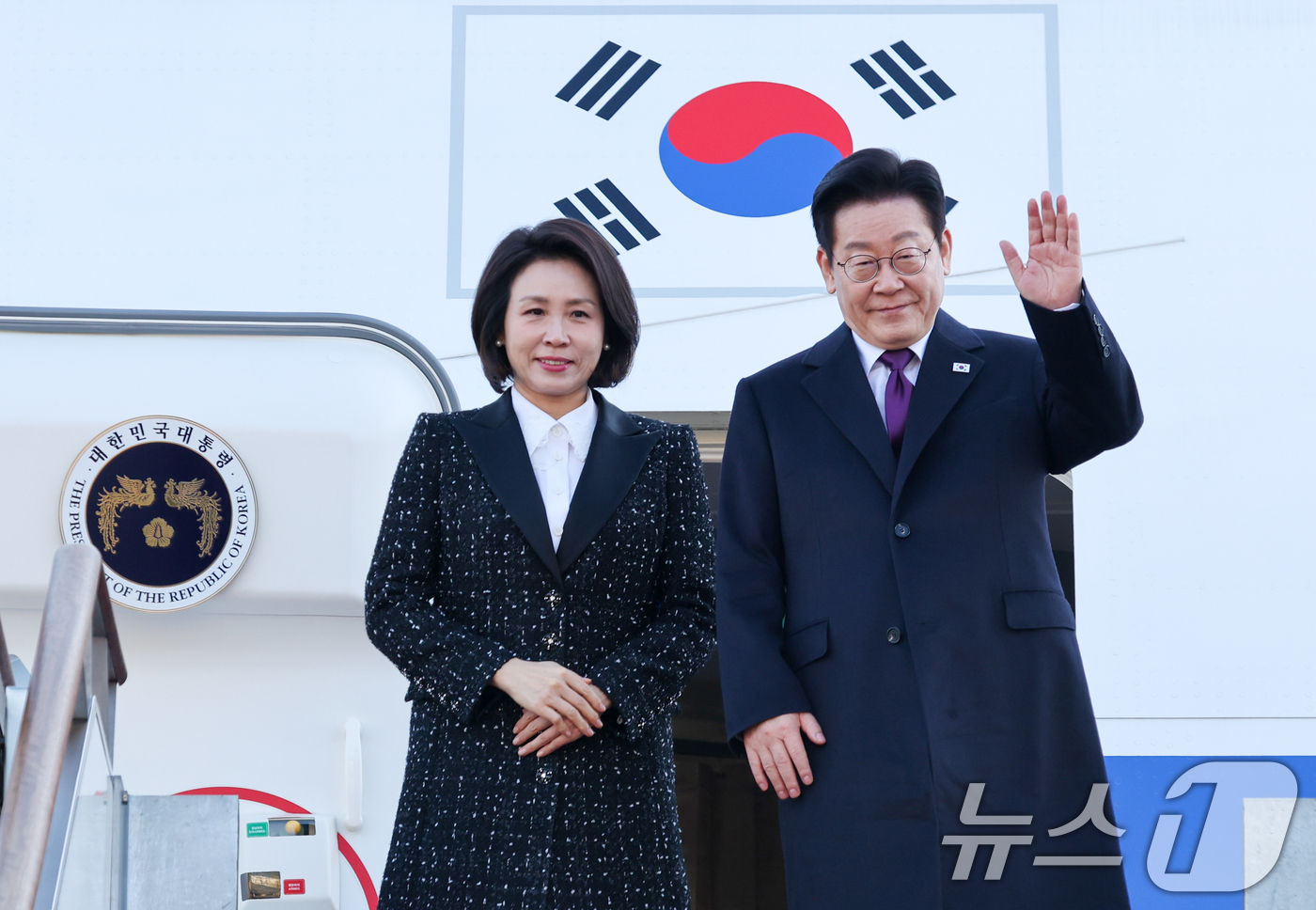 (성남=뉴스1) 이재명 기자 = 일본 순방 일정에 나선 이재명 대통령과 김혜경 여사가 13일 경기 성남 서울공항을 통해 출국하며 인사하고 있다. 2026.1.13/뉴스1