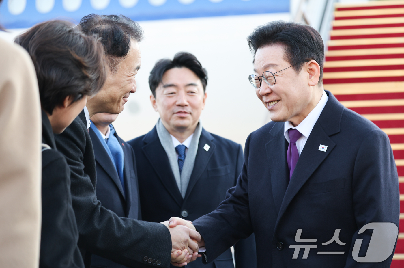 (성남=뉴스1) 이재명 기자 = 일본 순방 일정에 나선 이재명 대통령이 13일 경기 성남 서울공항을 통해 출국하며 마츠오 히로타카 주한 일본대사관 총괄공사와 인사를 나누고 있다. …