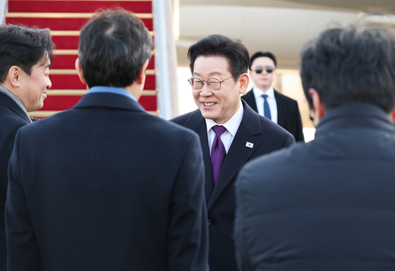 환송객들과 인사하는 이재명 대통령