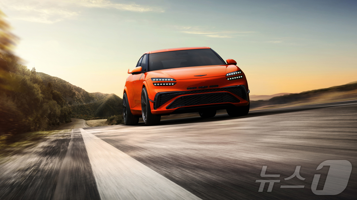 (서울=뉴스1) = 제네시스가 우수한 퍼포먼스와 정제된 감성이 조화를 이루는 브랜드 최초의 고성능 모델 ‘GV60 마그마’를 13일 출시했다고 밝혔다. 사진은 GV60 마그마. ( …