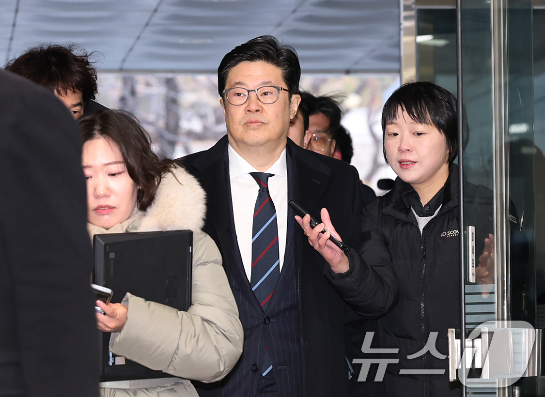 (서울=뉴스1) 오대일 기자 = '홈플러스 사태' 관련 자본시장법 위반 등의 혐의를 받는 김병주 MBK파트너스 회장이 13일 오전 서울 서초구 서울중앙지방법원에서 열린 구속 전 피 …