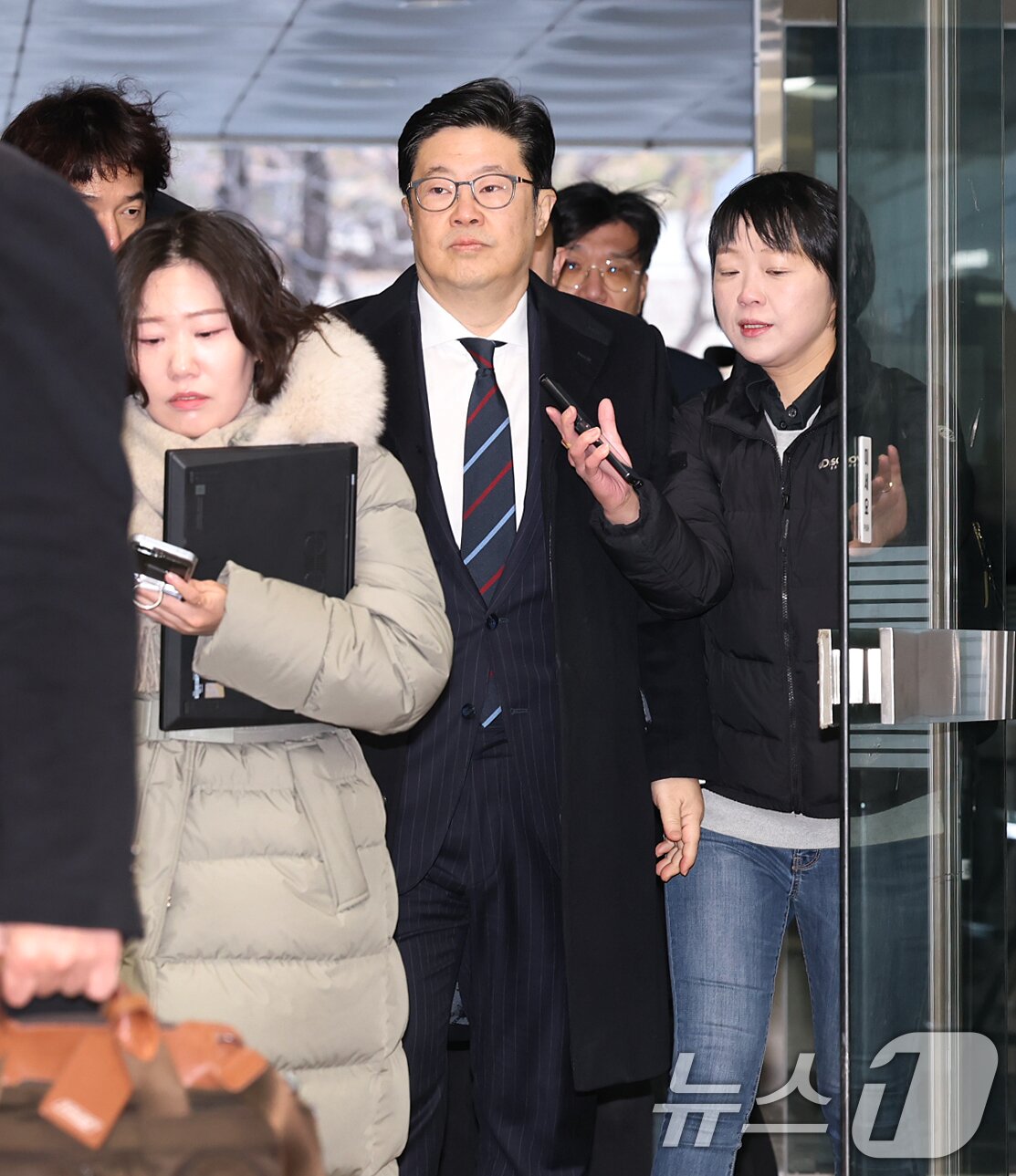 본문 이미지 - '홈플러스 사태' 관련 자본시장법 위반 등의 혐의를 받는 김병주 MBK파트너스 회장이 13일 오전 서울 서초구 서울중앙지방법원에서 열린 구속 전 피의자 심문(영장실질심사)에 출석하고 있다.  2026.1.13/뉴스1 ⓒ News1 오대일 기자