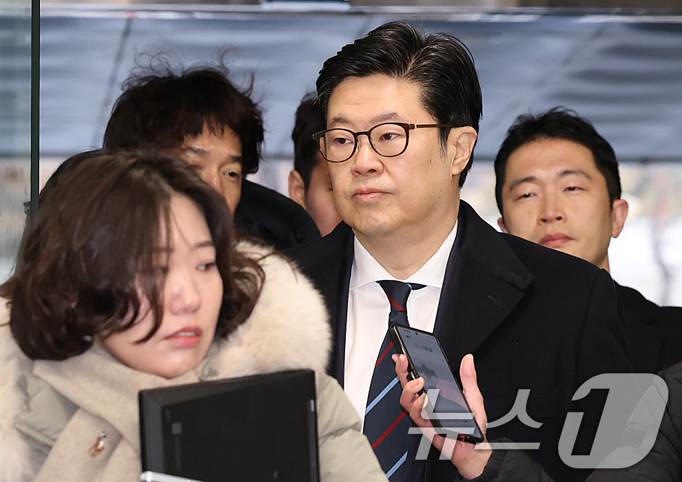 (서울=뉴스1) 오대일 기자 = '홈플러스 사태' 관련 자본시장법 위반 등의 혐의를 받는 김병주 MBK파트너스 회장이 13일 오전 서울 서초구 서울중앙지방법원에서 열린 구속 전 피 …