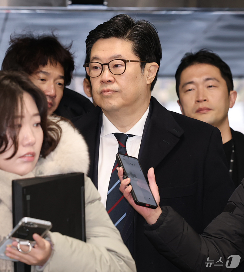 (서울=뉴스1) 오대일 기자 = '홈플러스 사태' 관련 자본시장법 위반 등의 혐의를 받는 김병주 MBK파트너스 회장이 13일 오전 서울 서초구 서울중앙지방법원에서 열린 구속 전 피 …