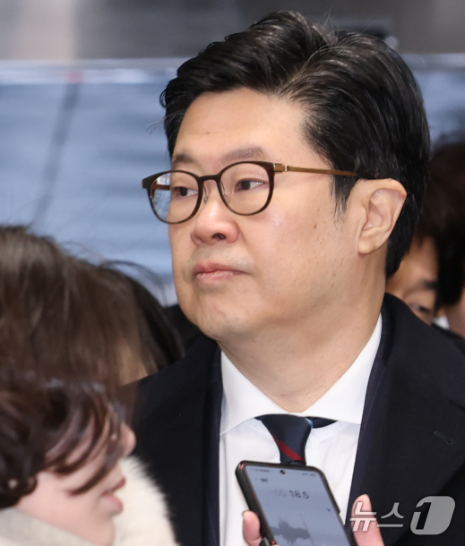 (서울=뉴스1) 오대일 기자 = '홈플러스 사태' 관련 자본시장법 위반 등의 혐의를 받는 김병주 MBK파트너스 회장이 13일 오전 서울 서초구 서울중앙지방법원에서 열린 구속 전 피 …
