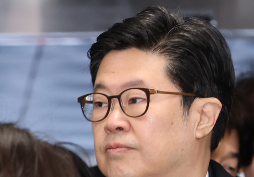 MBK 김병주 회장, 말 없이 법정으로