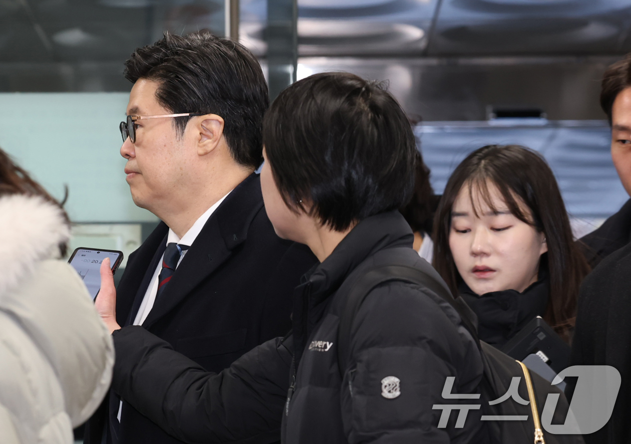 (서울=뉴스1) 오대일 기자 = '홈플러스 사태' 관련 자본시장법 위반 등의 혐의를 받는 김병주 MBK파트너스 회장이 13일 오전 서울 서초구 서울중앙지방법원에서 열린 구속 전 피 …