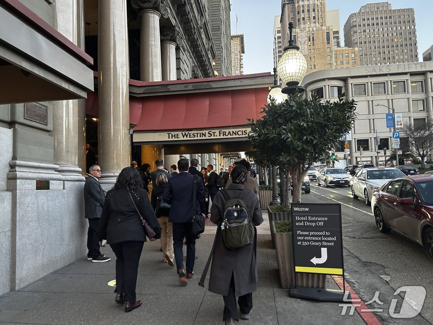 본문 이미지 - 12일(현지시간) JP모건 헬스케어 콘퍼런스가 열리는 미국 캘리포니아주 샌프란시스코의 The Westin St.. FRANCIS 호텔 입구에 사람들이 모이고 있다. 2026.1.12/뉴스1 ⓒ News1 문대현 기자
