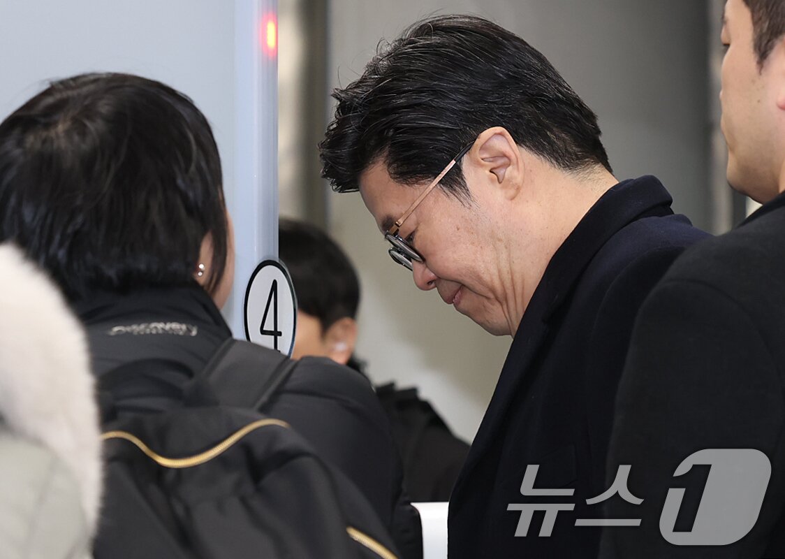 본문 이미지 - '홈플러스 사태' 관련 자본시장법 위반 등의 혐의를 받는 김병주 MBK파트너스 회장이 13일 오전 서울 서초구 서울중앙지방법원에서 열린 구속 전 피의자 심문(영장실질심사)에 출석하고 있다.  2026.1.13/뉴스1 ⓒ News1 오대일 기자