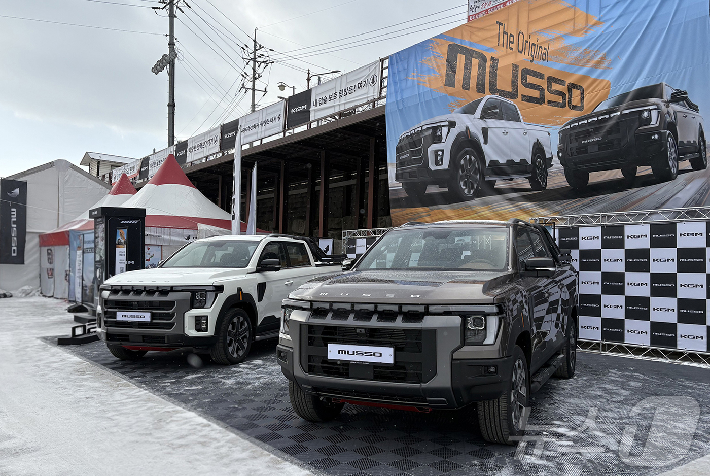 (서울=뉴스1) = KGM이 ‘2026 화천산천어축제’에 공식 후원사로 참가해 화천군과 협약식을 갖고 지역 경제 활성화와 고객 접점 확대에 나선다고 13일 밝혔다. 사진은 KGM …